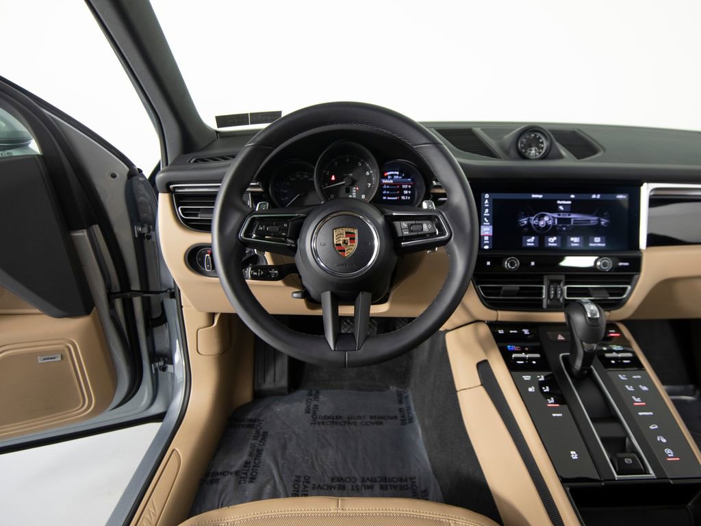Certified 2025 Porsche Macan image 16