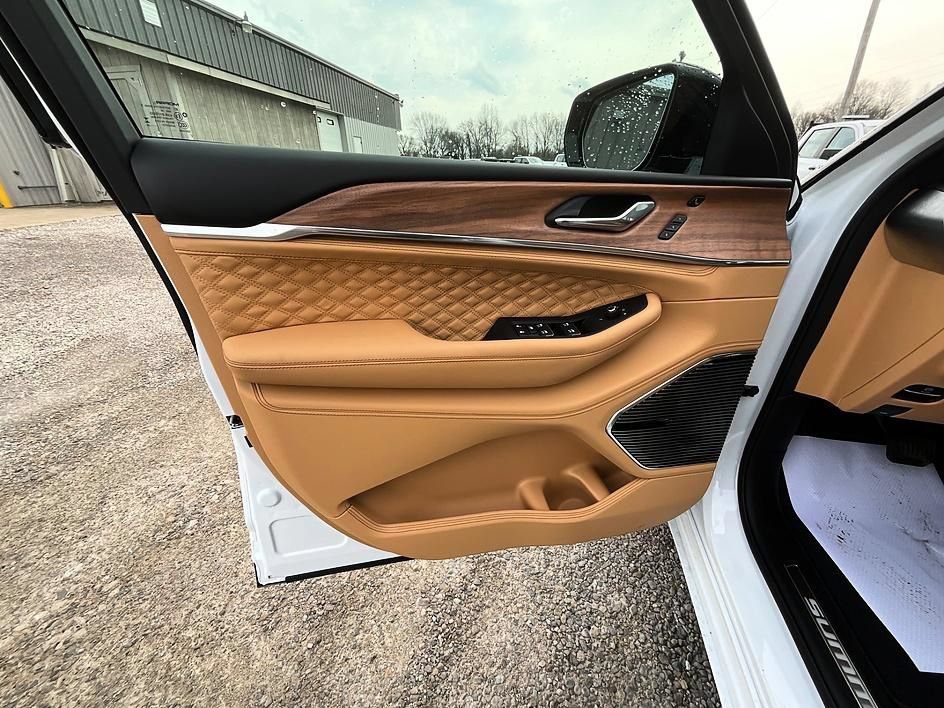 New 2026 Jeep Grand Cherokee Summit w/ Obsidian Package AWD/4WD image 12