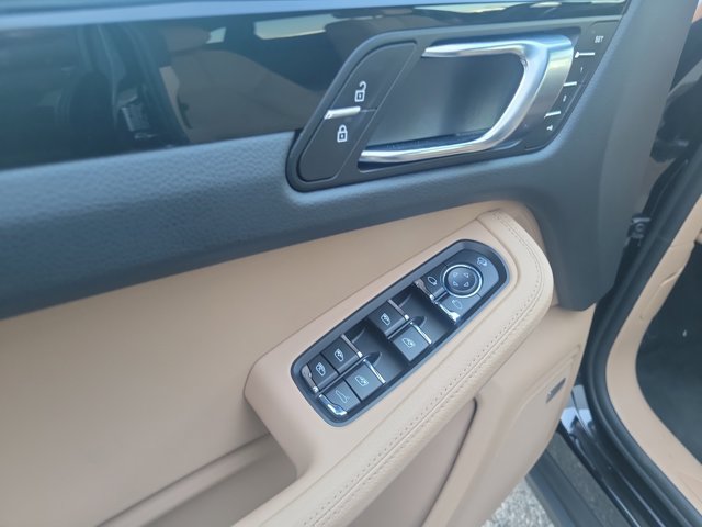 Certified 2025 Porsche Macan AWD/4WD image 24