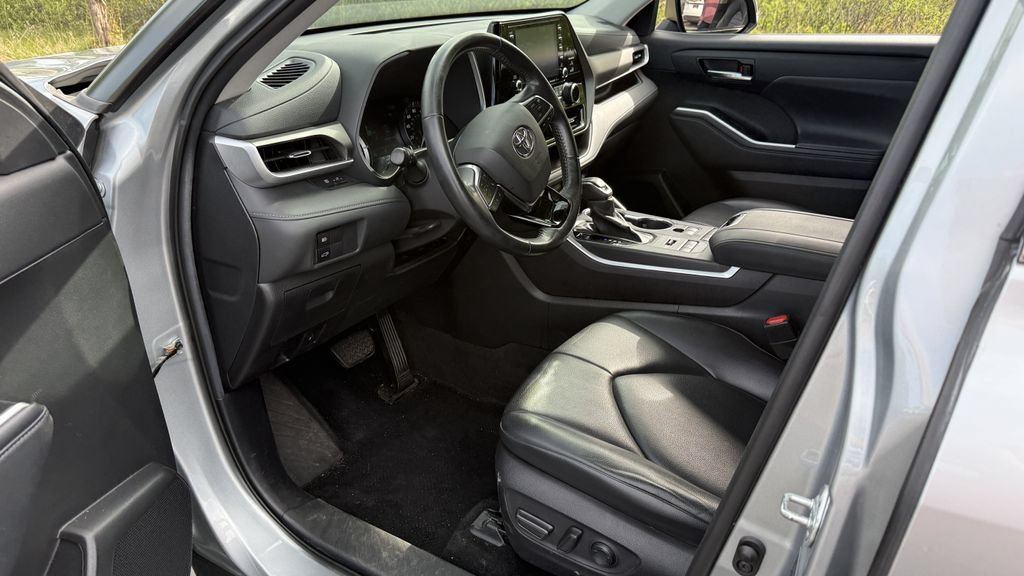 Used 2021 Toyota Highlander XLE AWD/4WD image 3