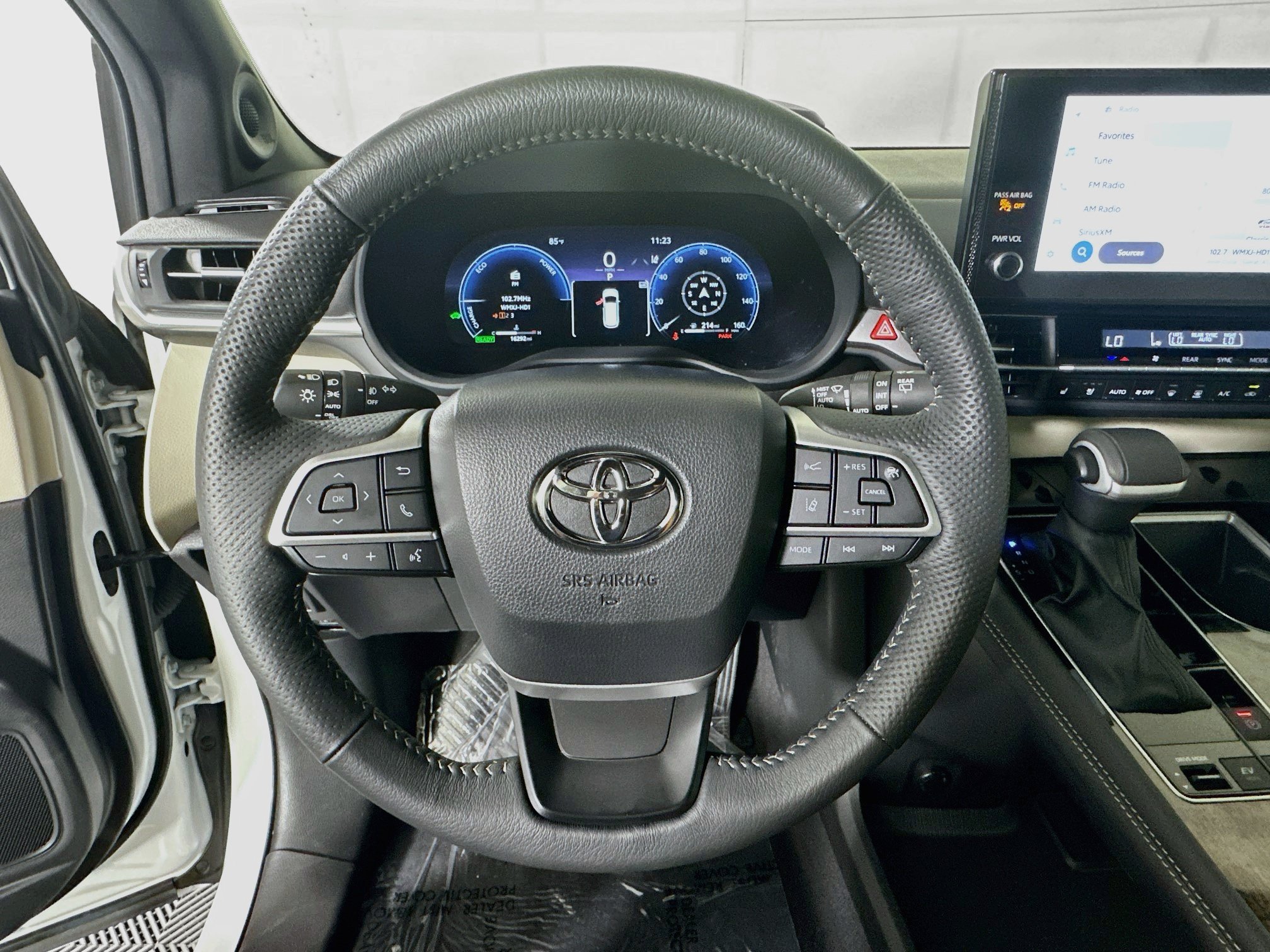 Used 2025 Toyota Sienna Platinum AWD/4WD image 15
