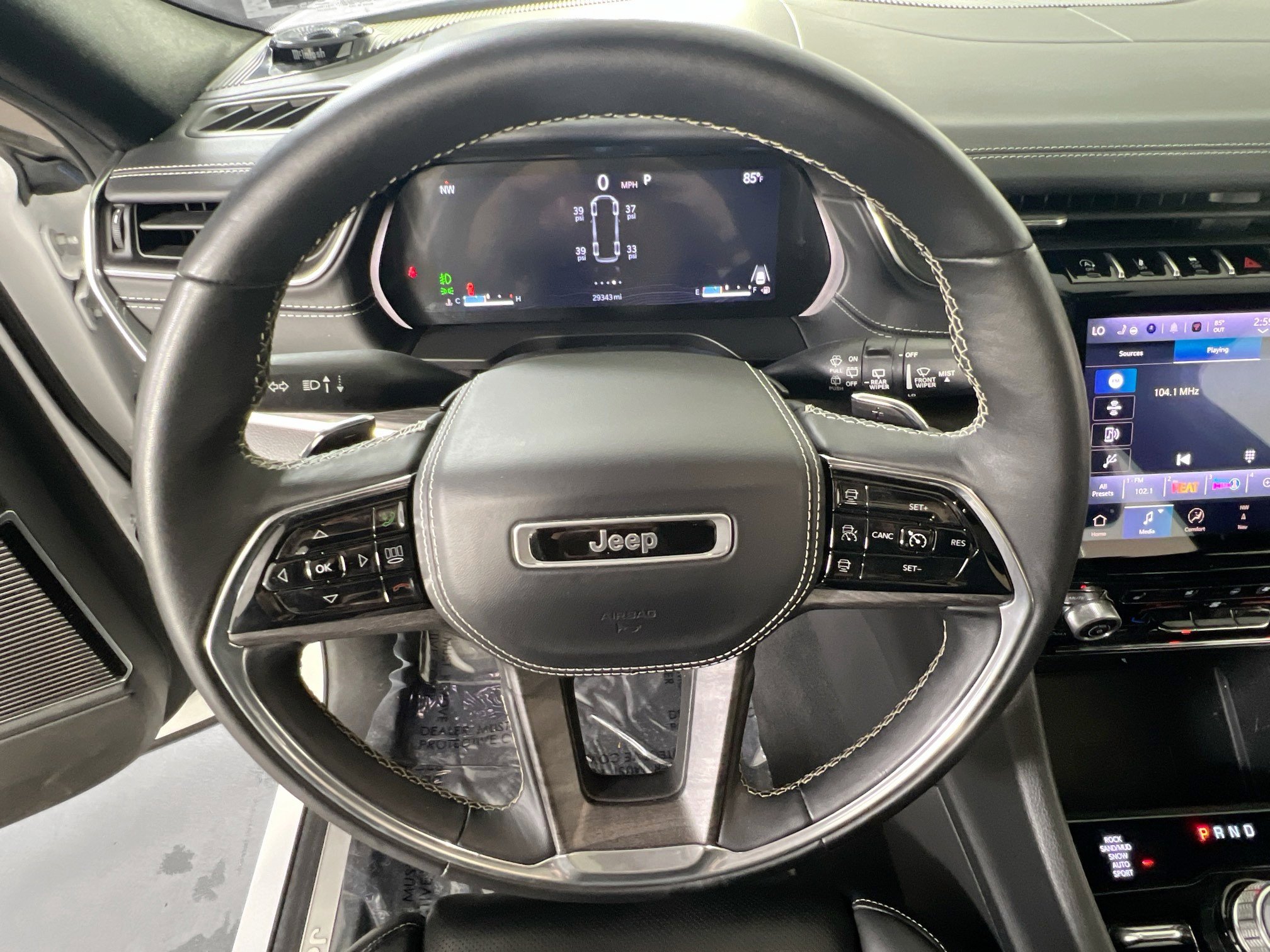 Used 2022 Jeep Grand Cherokee Overland w/ Luxury Tech Group IV image 11