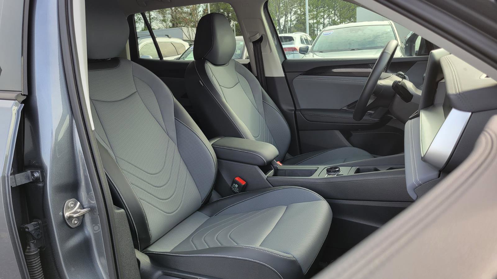 Used 2025 Volkswagen Tiguan SE image 40