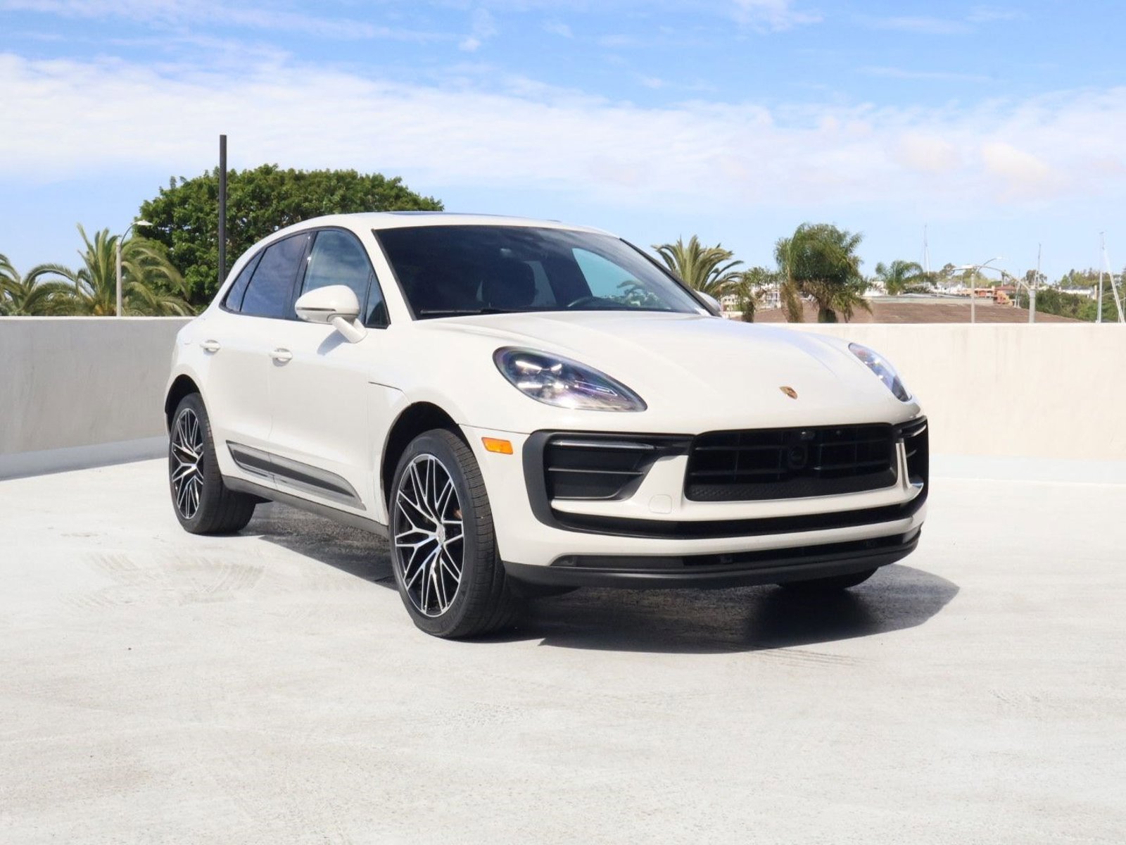 Certified 2025 Porsche Macan image 7