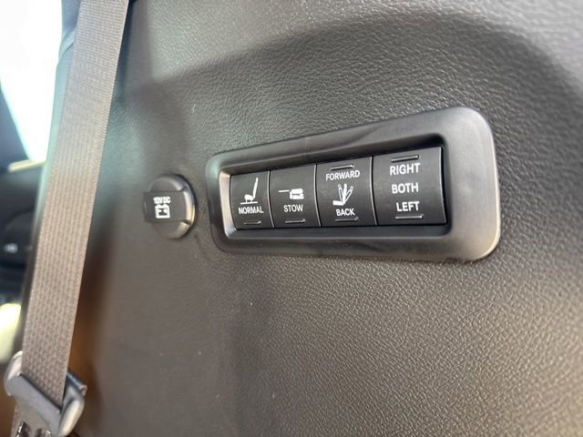 New 2026 Chrysler Pacifica Pinnacle image 8