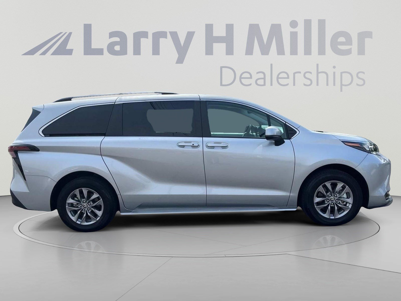 Used 2025 Toyota Sienna LE w/ LE Plus Package AWD/4WD image 7