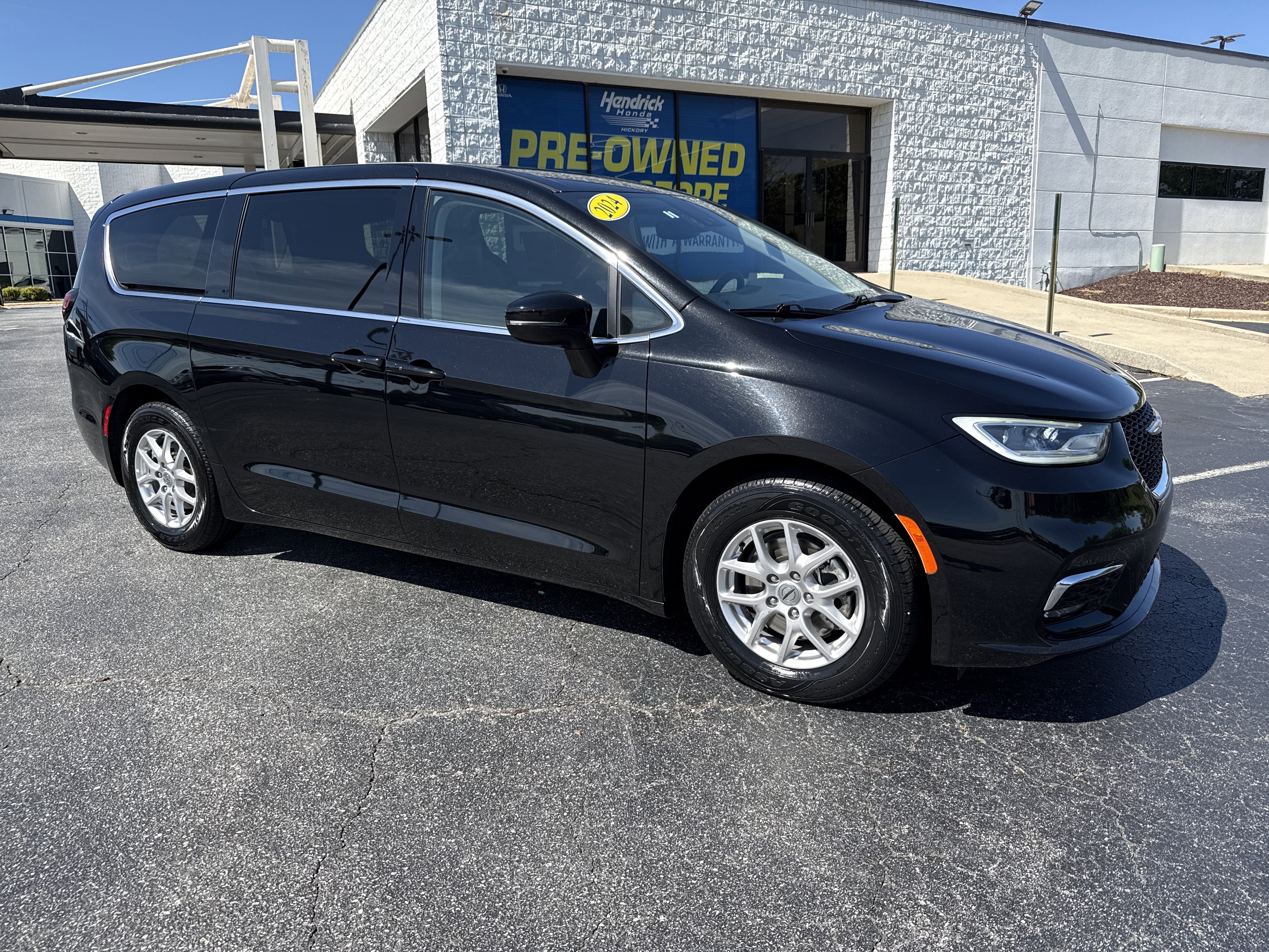 Used 2024 Chrysler Pacifica Touring-L FWD image 2