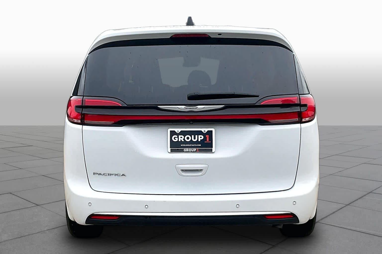 Used 2024 Chrysler Pacifica Touring-L FWD image 5
