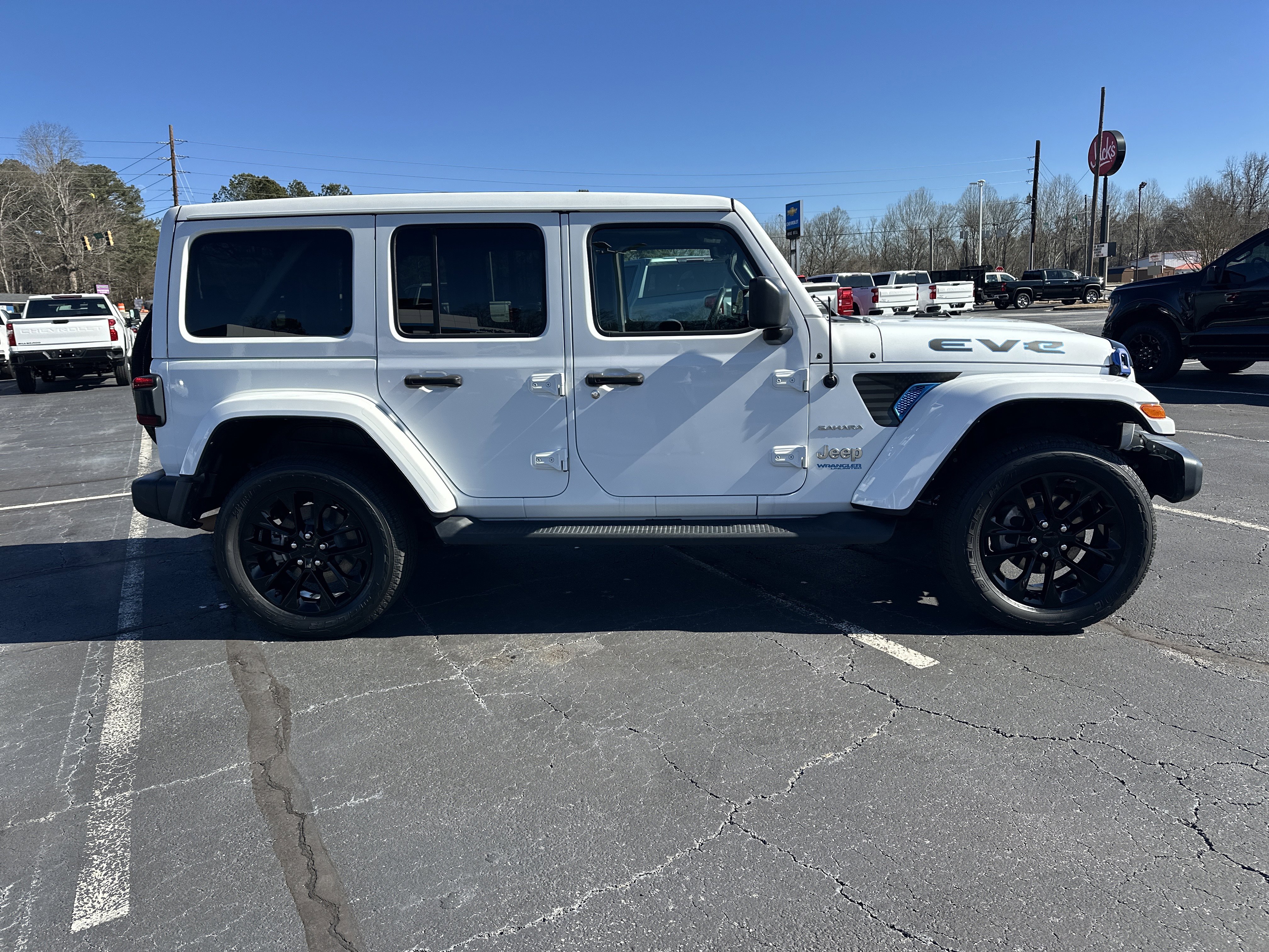 Used 2021 Jeep Wrangler Unlimited Sahara w/ Cold Weather Group image 9