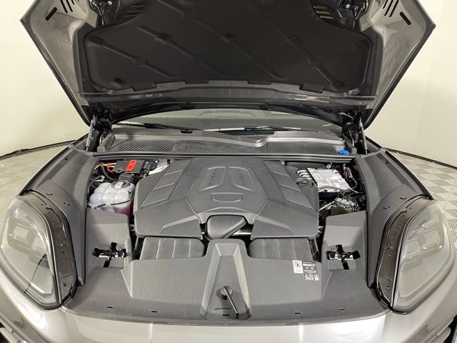 Used 2025 Porsche Cayenne image 13