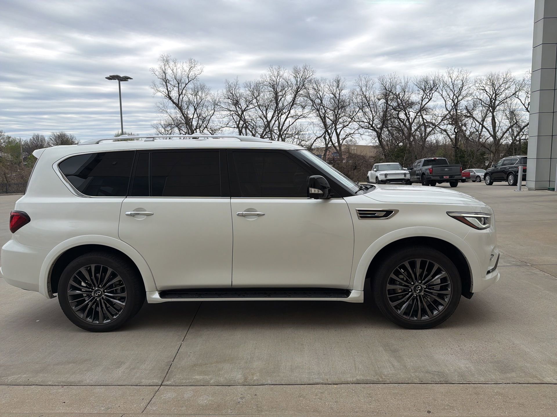 Used 2021 INFINITI QX80 Premium Select w/ All-Season Package image 4