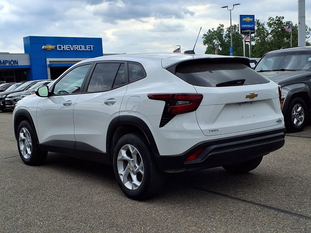 Used 2024 Chevrolet Trax LS w/ LS Convenience Package FWD image 7