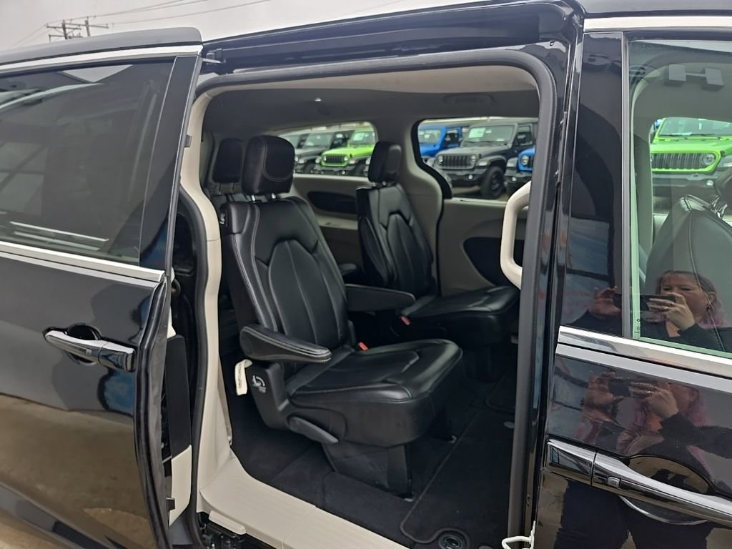 Used 2024 Chrysler Pacifica Touring-L image 68