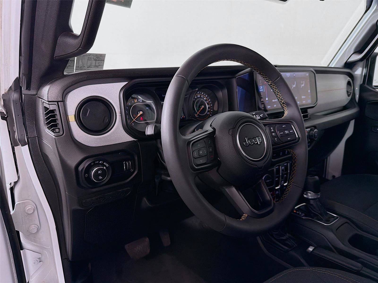 Used 2025 Jeep Gladiator Sport AWD/4WD image 16