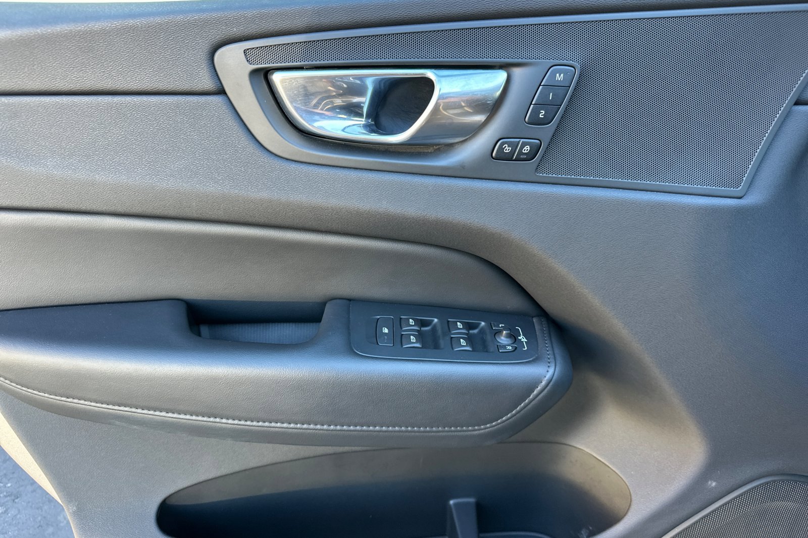 Certified 2025 Volvo XC60 B5 Core image 12