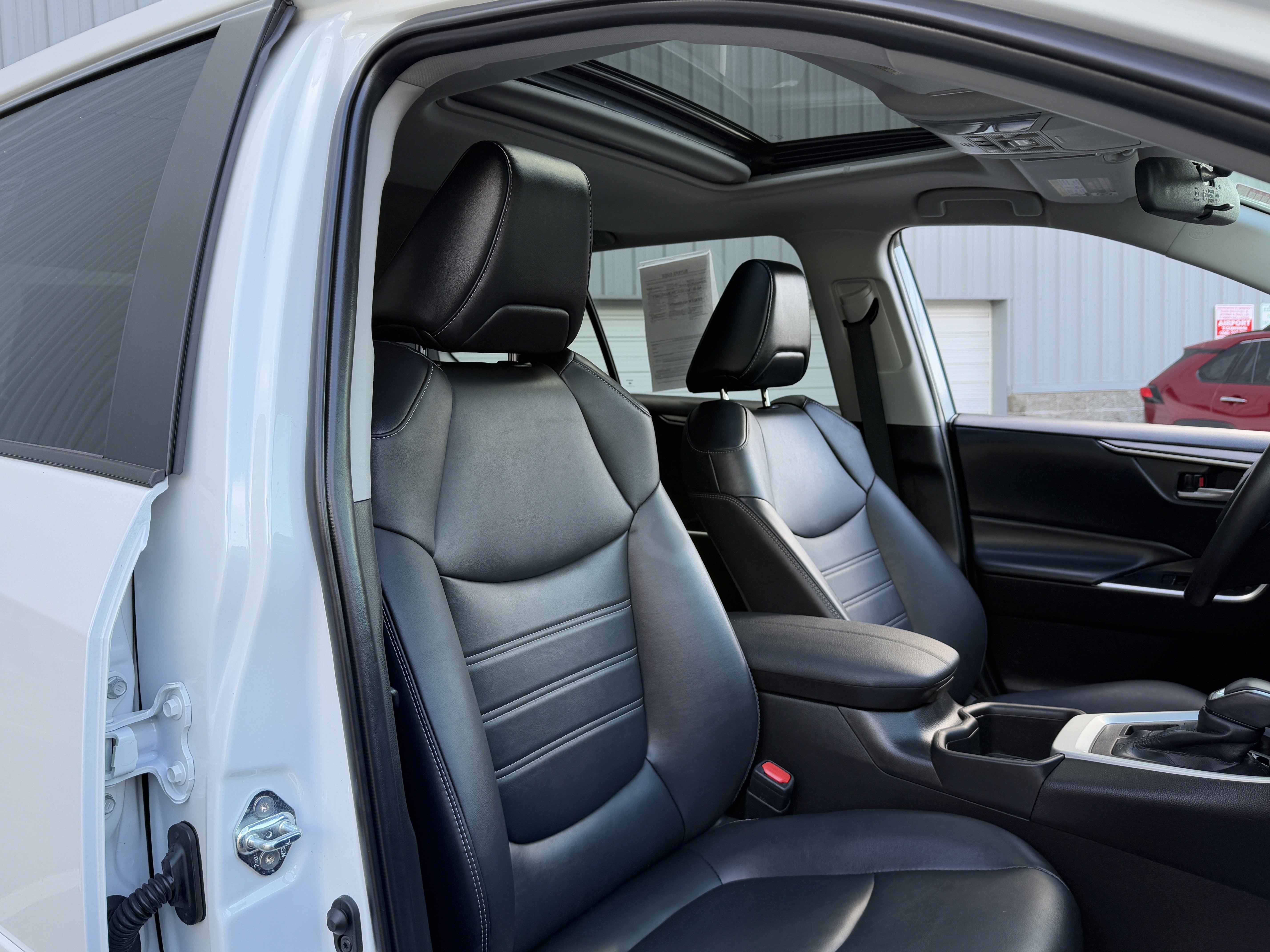 Used 2022 Toyota RAV4 XLE Premium image 21