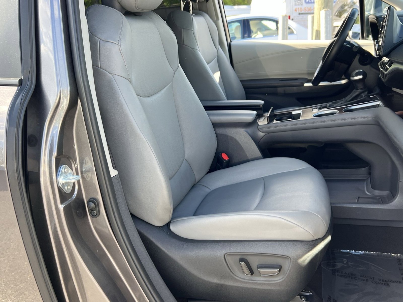 Used 2024 Toyota Sienna XLE FWD image 27