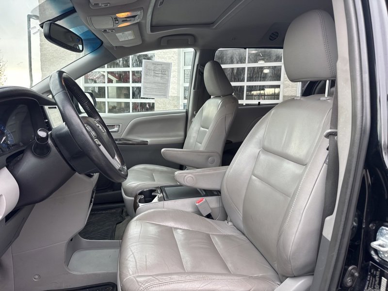 Used 2017 Toyota Sienna XLE image 16