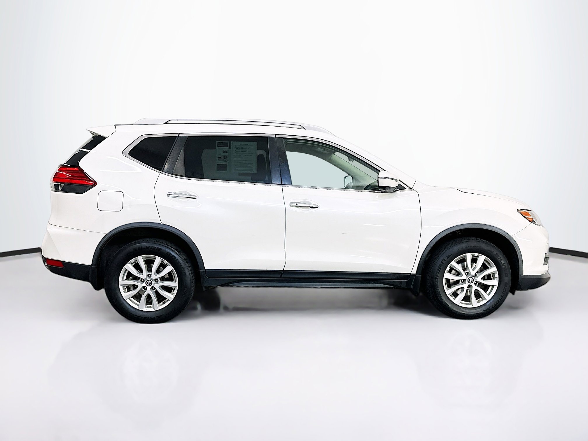 Used 2017 Nissan Rogue SV w/ SV Premium Package image 10