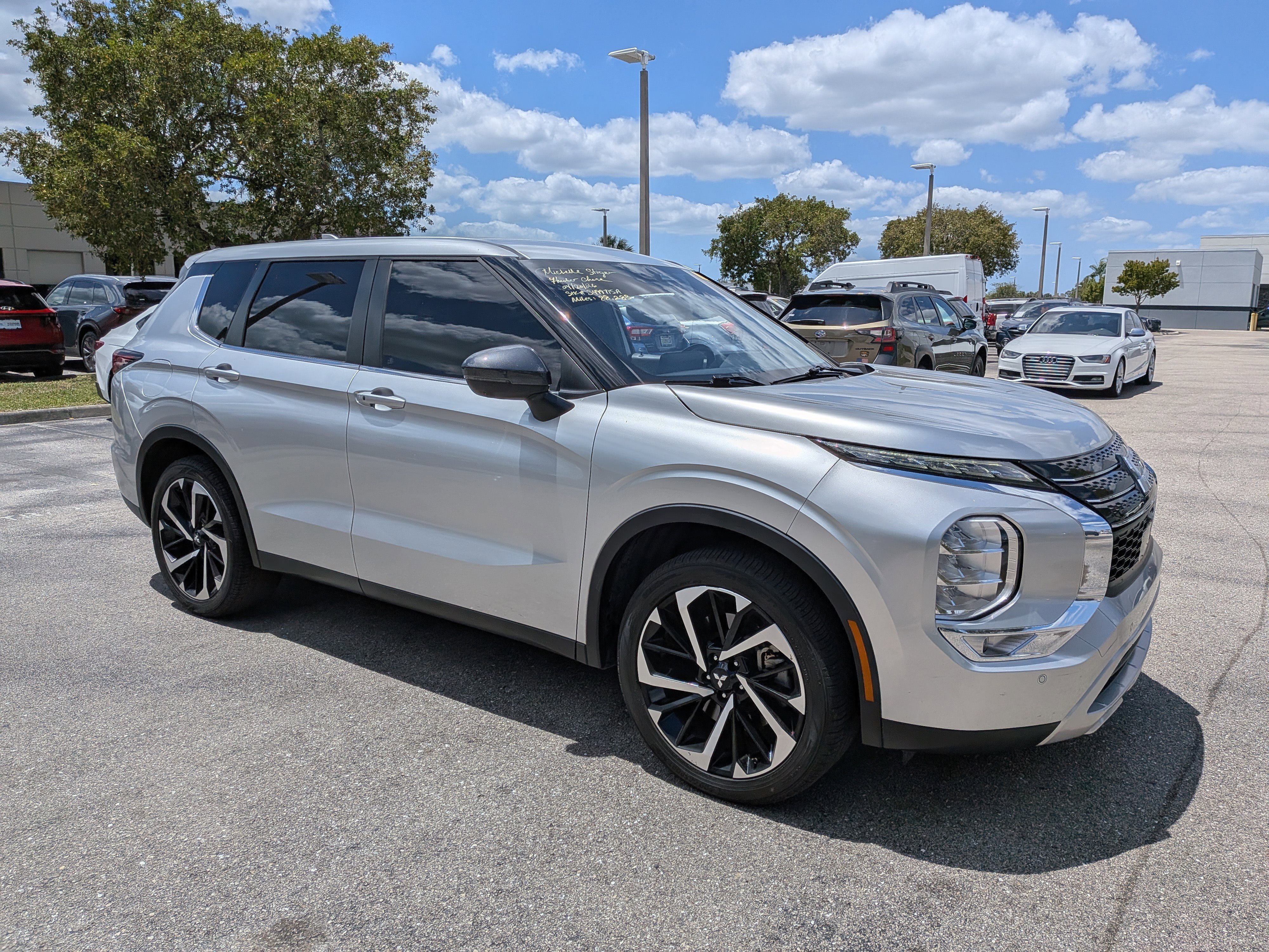 Used 2022 Mitsubishi Outlander SE image 1