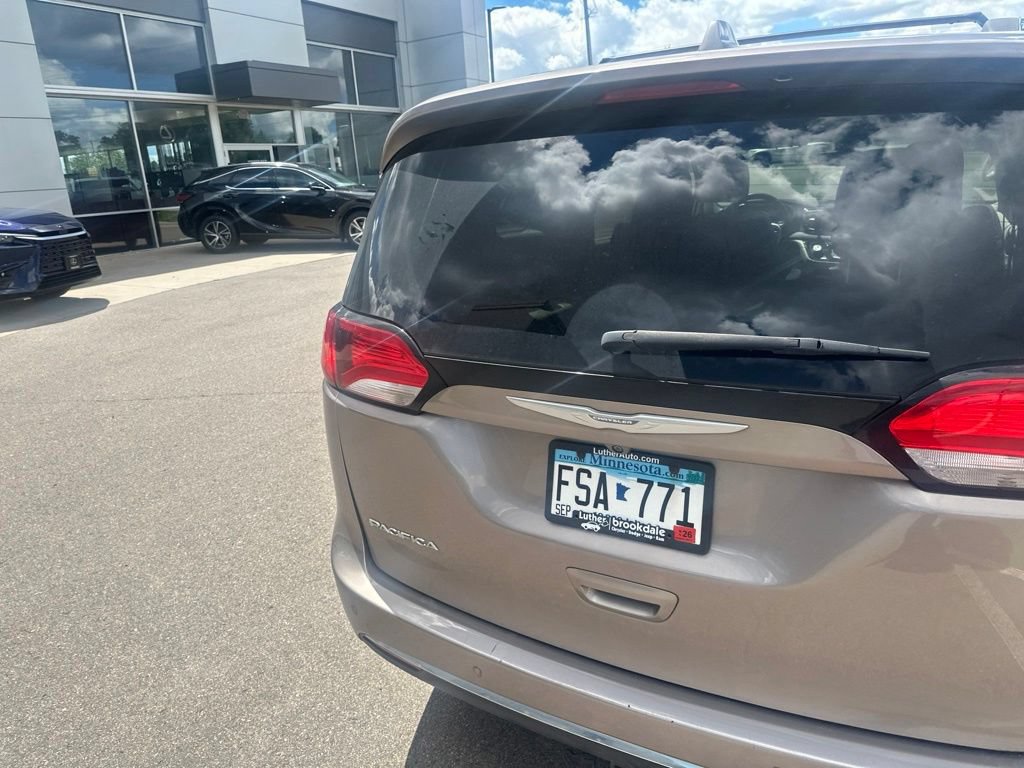 Used 2017 Chrysler Pacifica Touring-L Plus FWD image 10