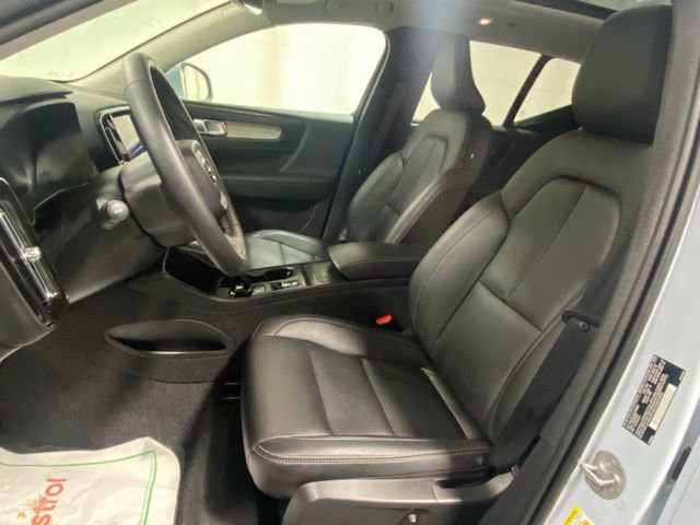 Used 2025 Volvo XC40 B5 Core image 9