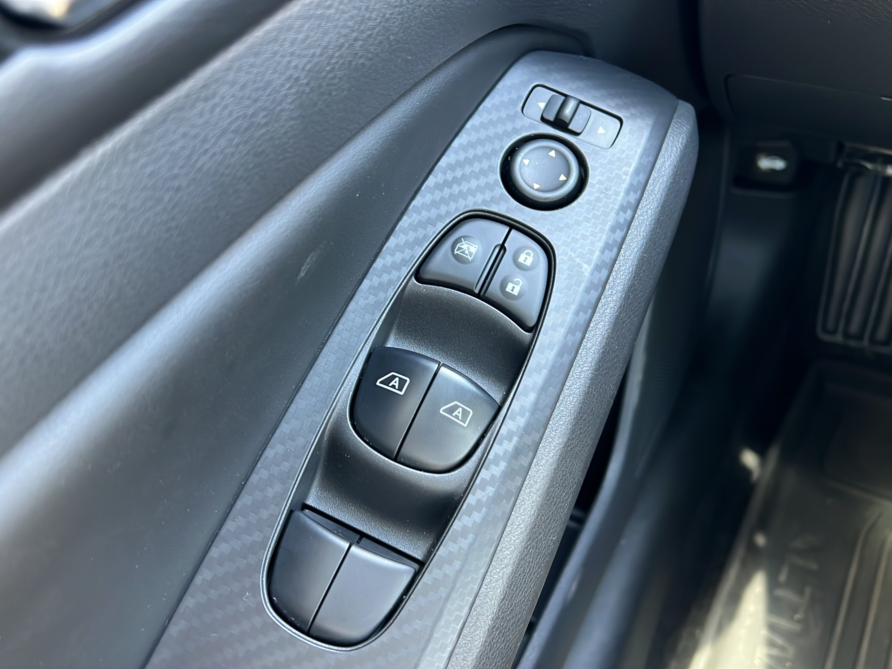 Used 2025 Nissan Altima 2.5 SV FWD image 17