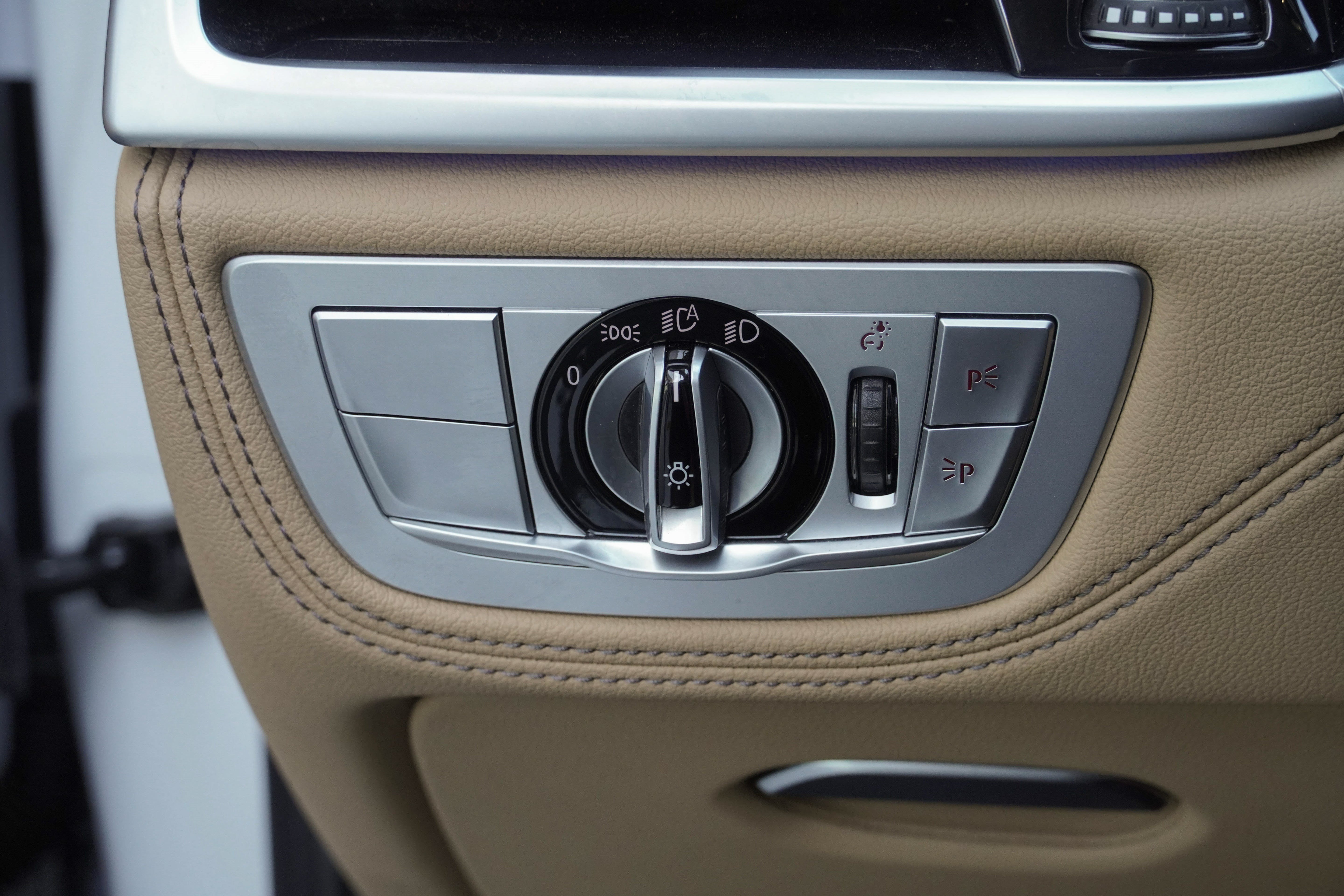Used 2021 BMW 740i w/ Premium Package RWD image 14