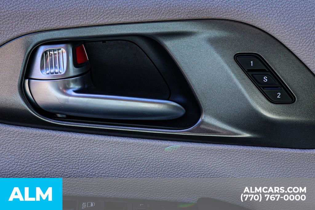 Used 2024 Chrysler Pacifica Touring-L FWD image 50