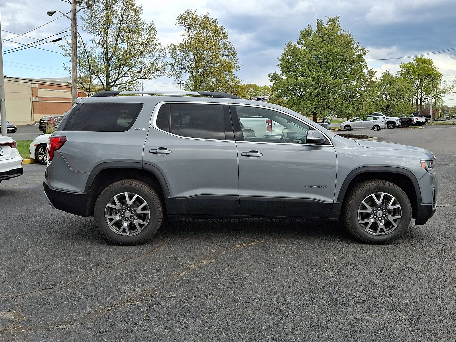 Certified 2023 GMC Acadia SLE w/ Driver Convenience Package FWD image 8