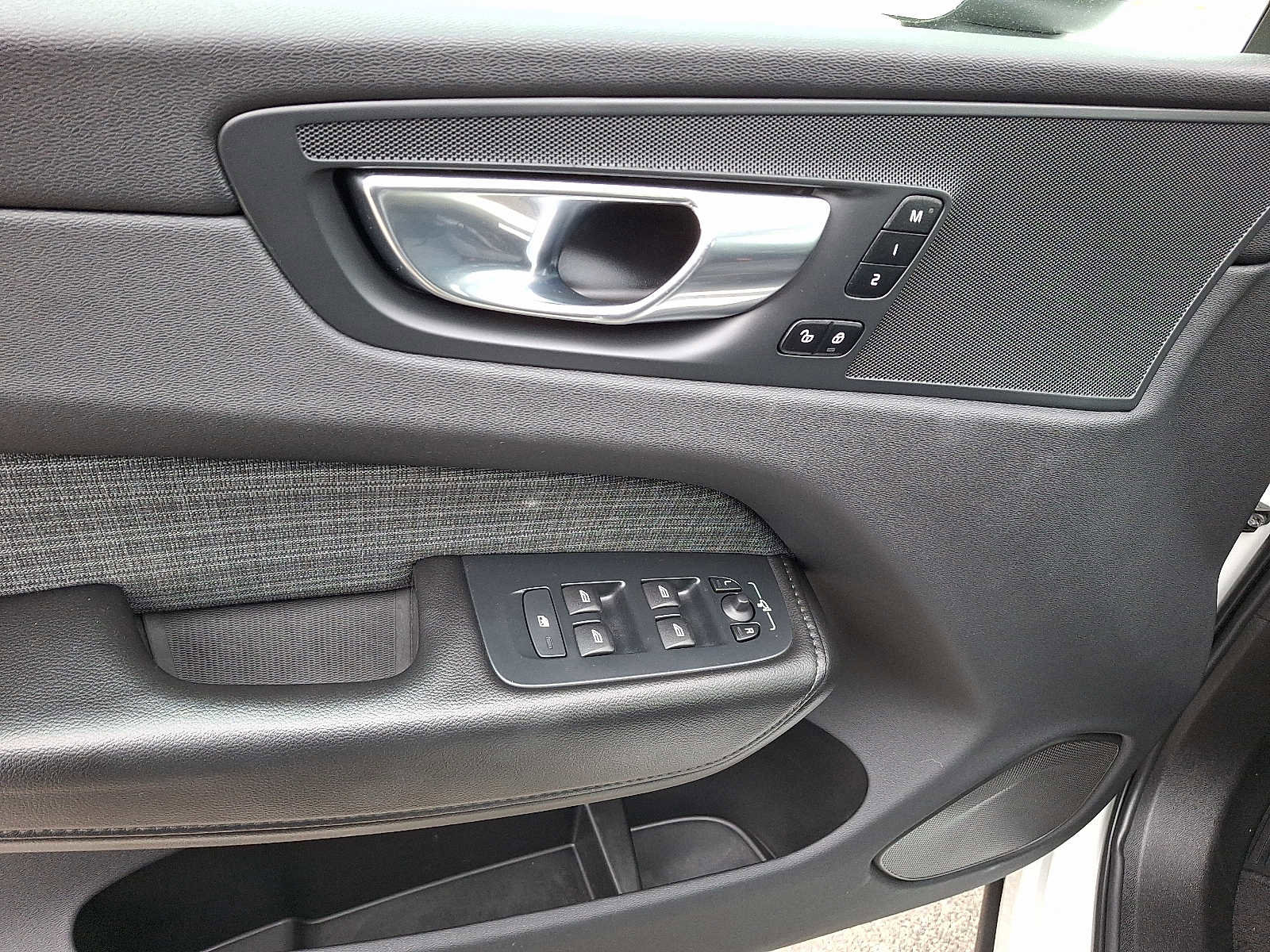 Used 2022 Volvo XC60 B5 Momentum image 13