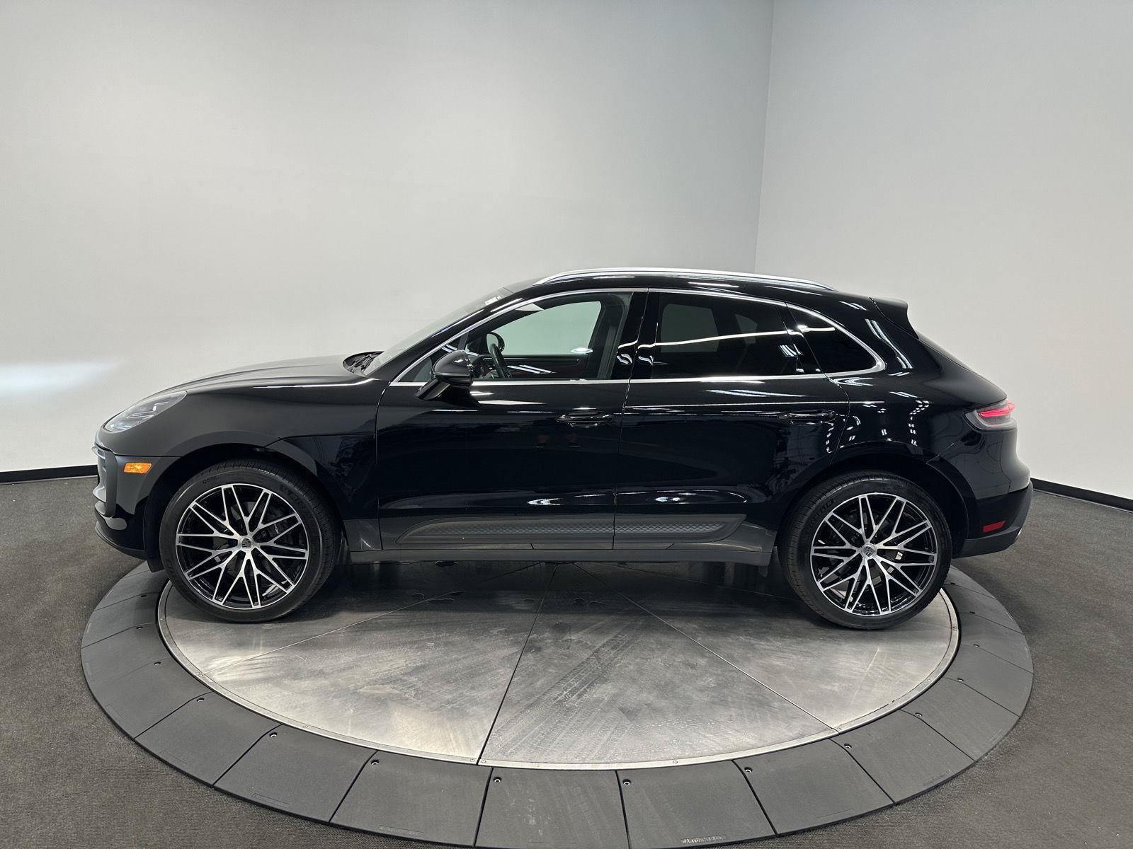 Used 2022 Porsche Macan AWD/4WD image 2
