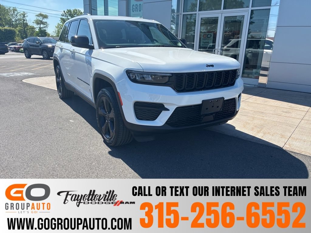 Used 2023 Jeep Grand Cherokee Altitude AWD/4WD image 1