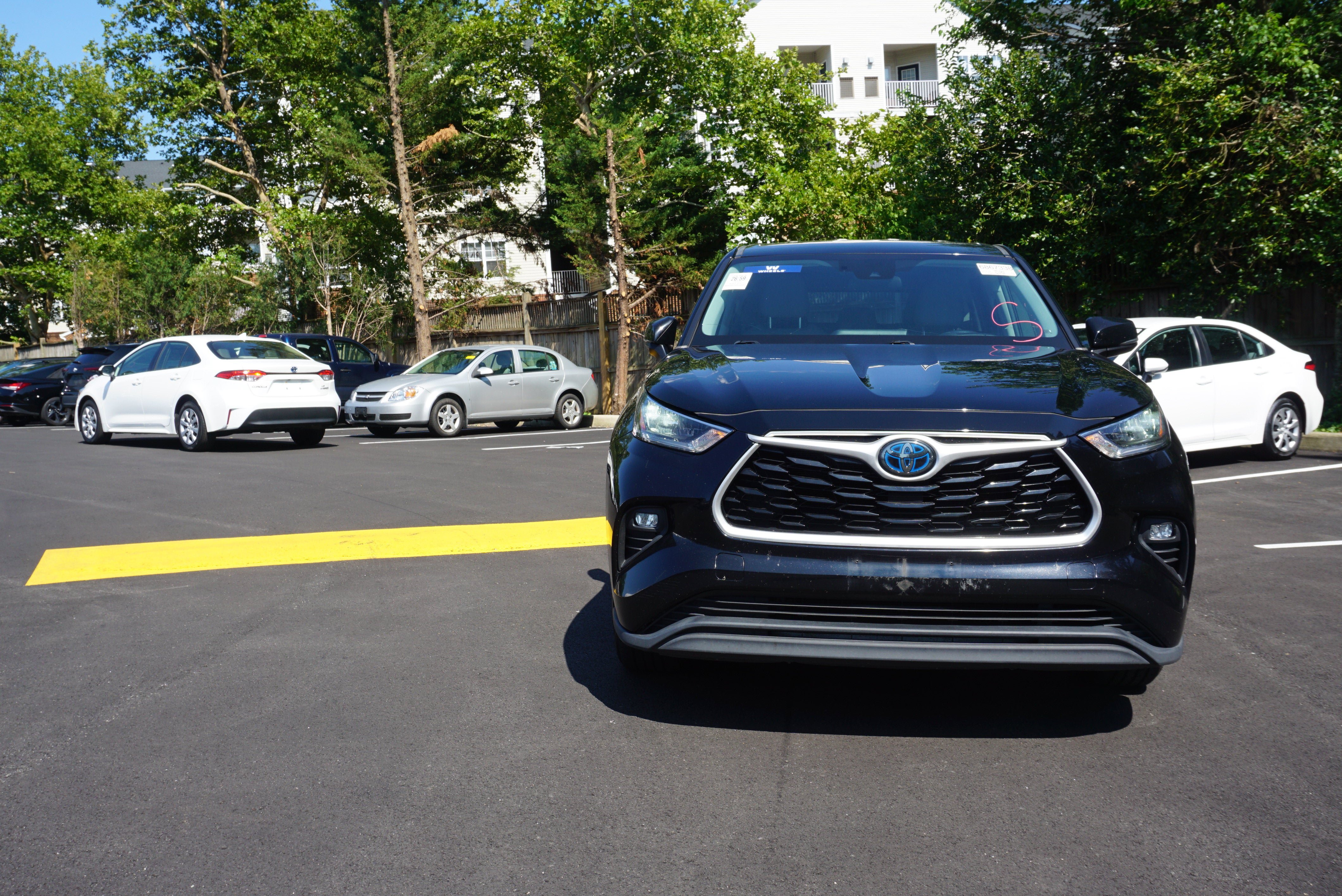 Used 2020 Toyota Highlander LE AWD/4WD image 2