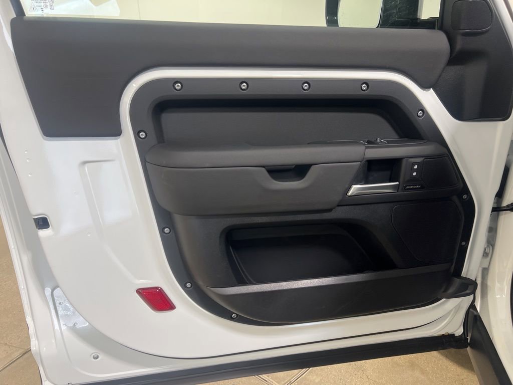 Used 2025 Land Rover Defender 90 S AWD/4WD image 9