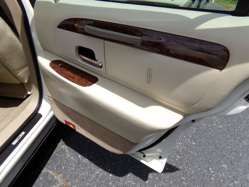 Used 2001 Lincoln Town Car Cartier RWD image 53