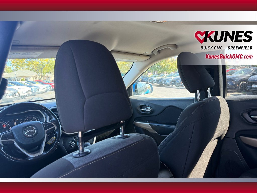 Used 2018 Jeep Cherokee Latitude w/ Altitude Package AWD/4WD image 32