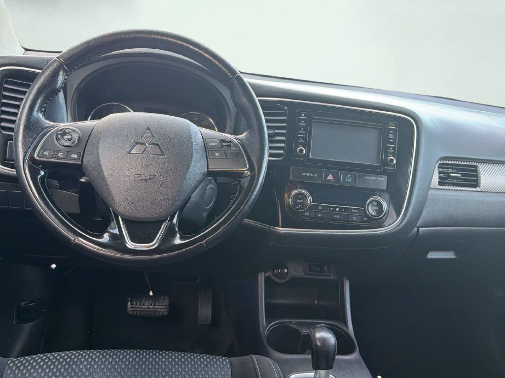 Used 2016 Mitsubishi Outlander SE AWD/4WD image 12