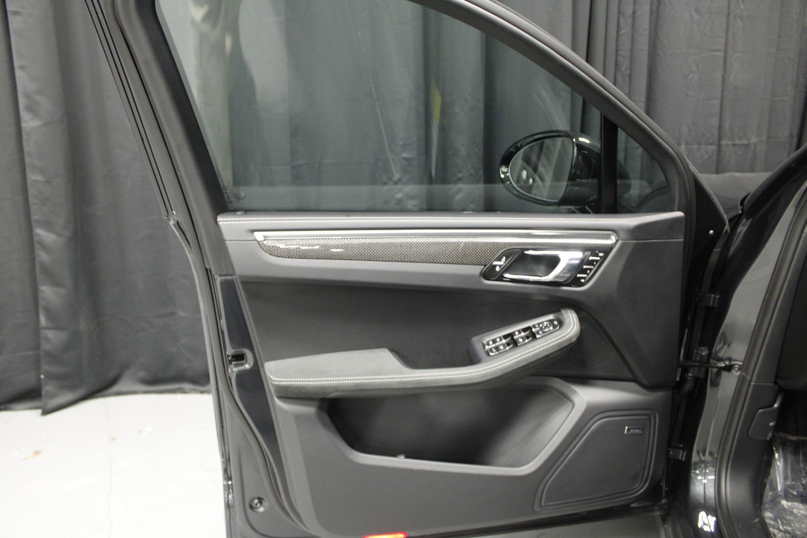 Certified 2025 Porsche Macan GTS image 21