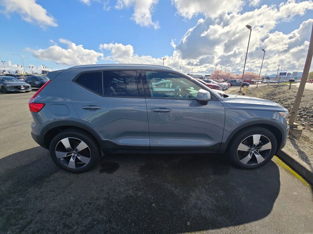 Used 2020 Volvo XC40 T5 Momentum w/ Protection Package image 4