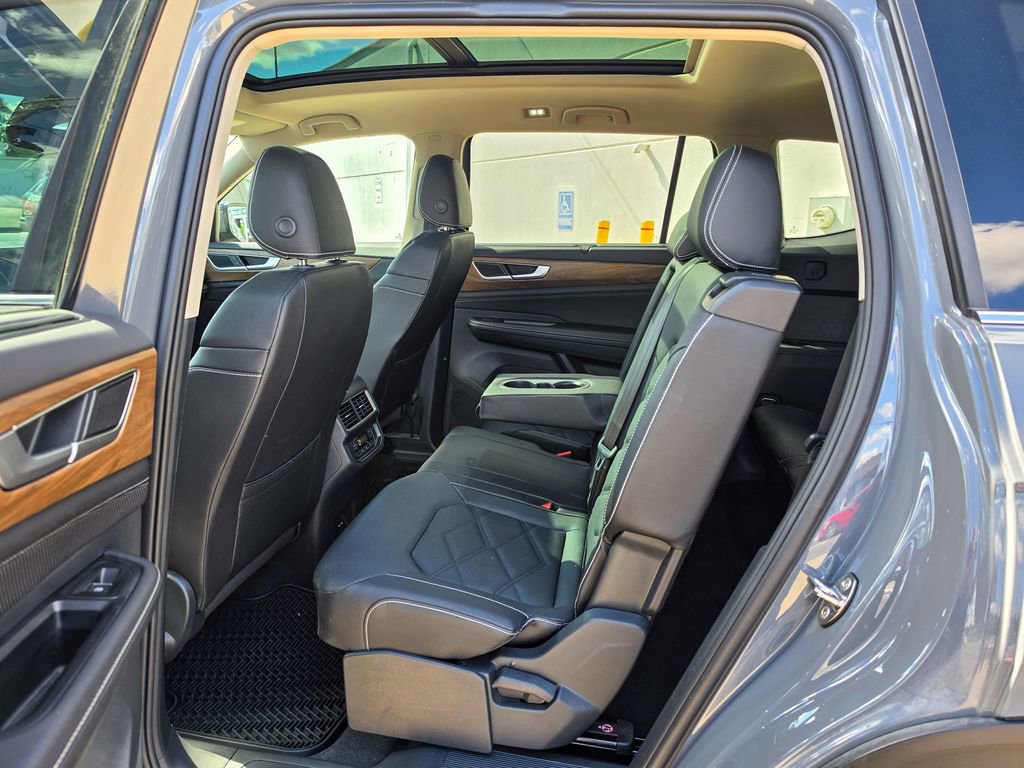 Certified 2025 Volkswagen Atlas SE w/ Panoramic Sunroof Package AWD/4WD image 16
