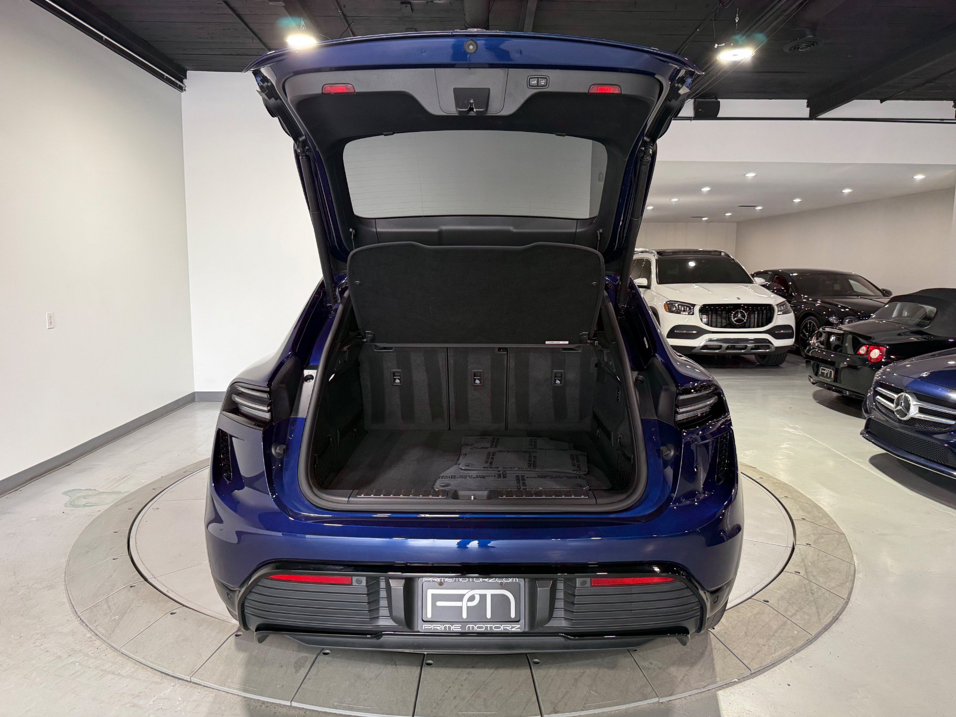 Used 2024 Porsche Macan Turbo Electric AWD/4WD image 17