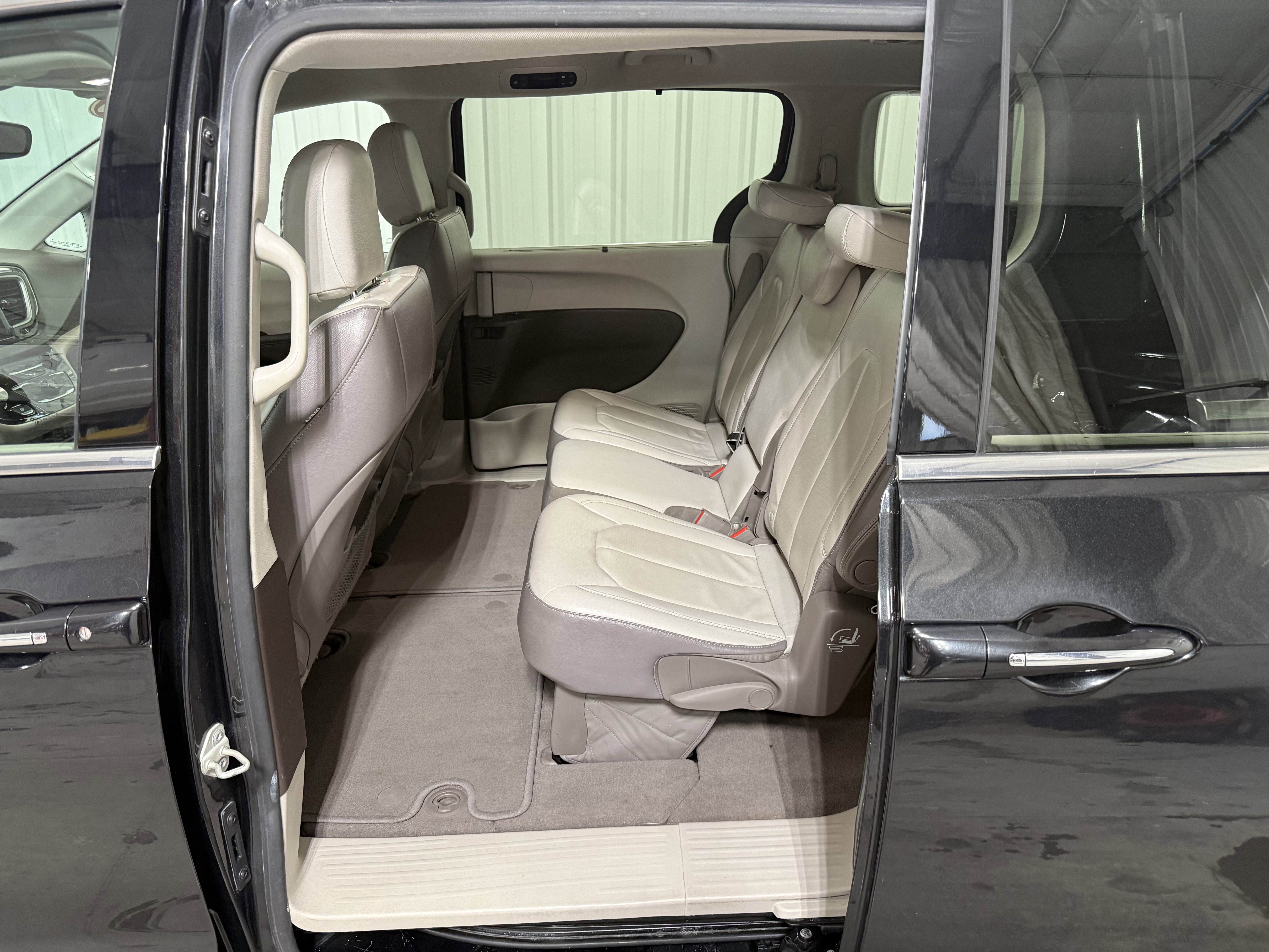 Used 2018 Chrysler Pacifica Touring-L FWD image 17