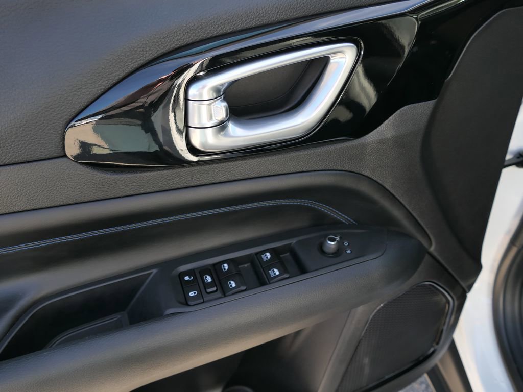 Used 2025 Jeep Compass Latitude w/ Convenience Group image 11