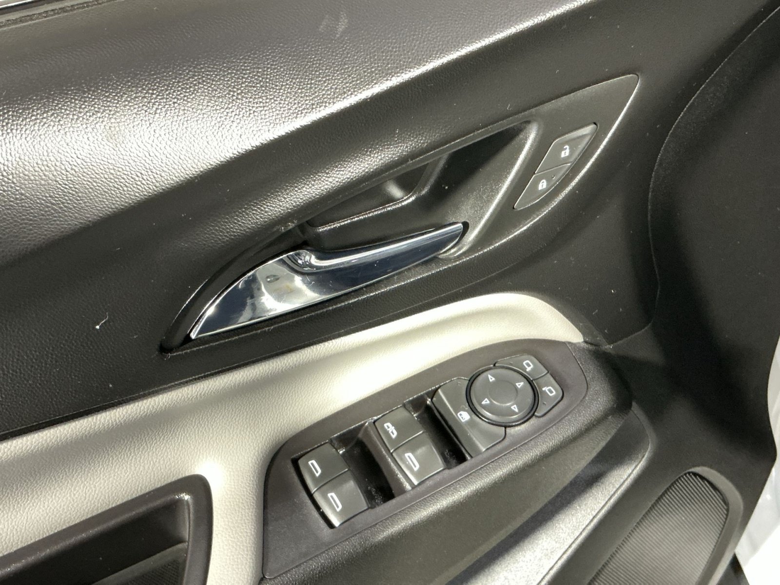 Used 2019 Chevrolet Equinox LS AWD/4WD image 16