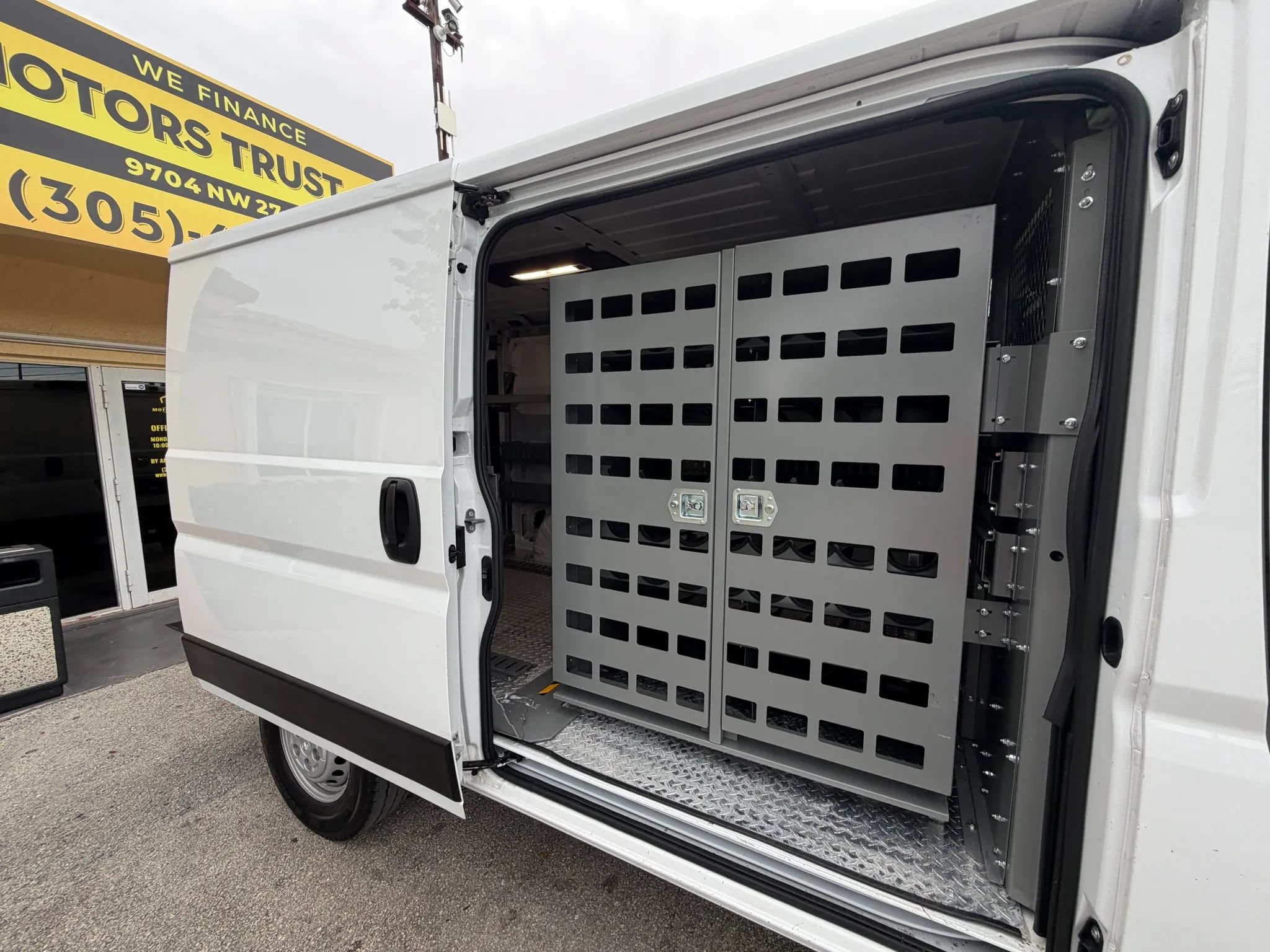 Used 2024 RAM ProMaster 2500 136 w/ Safety Group FWD image 9