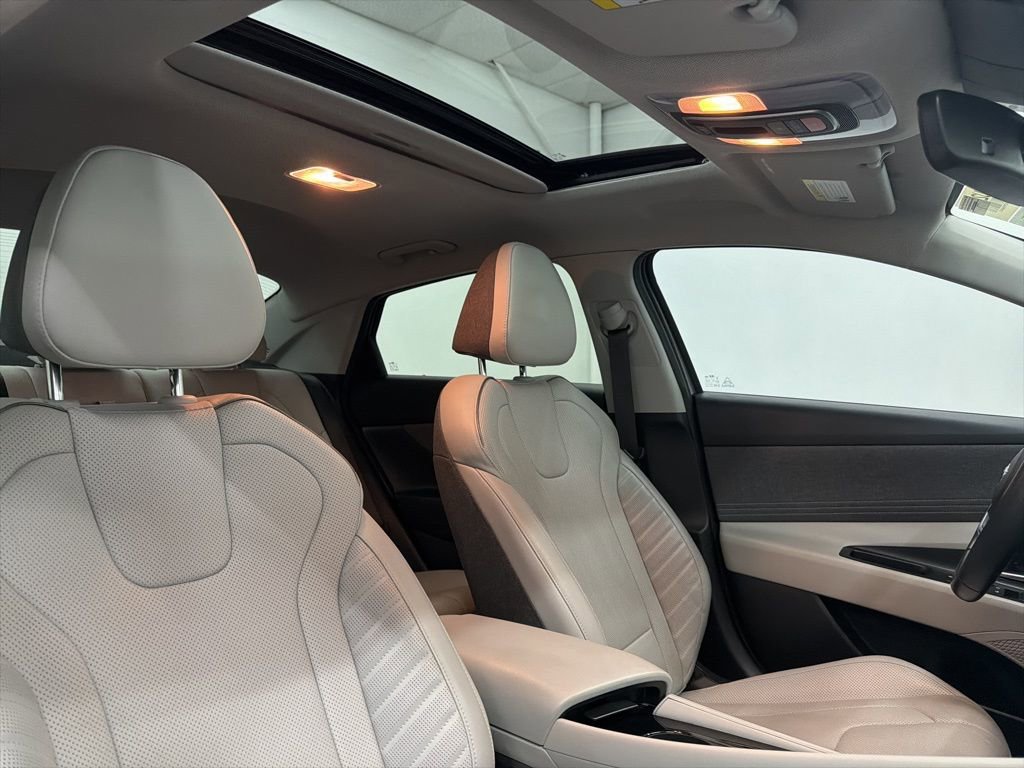 Used 2023 Hyundai Elantra Limited image 29