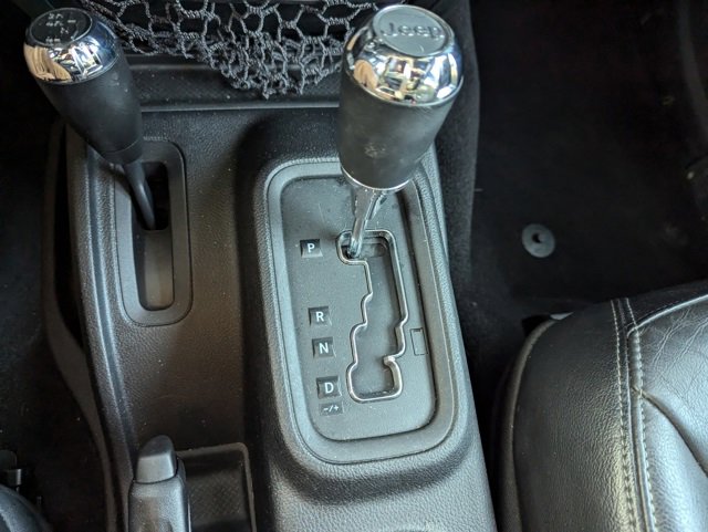 Used 2016 Jeep Wrangler Sahara image 17