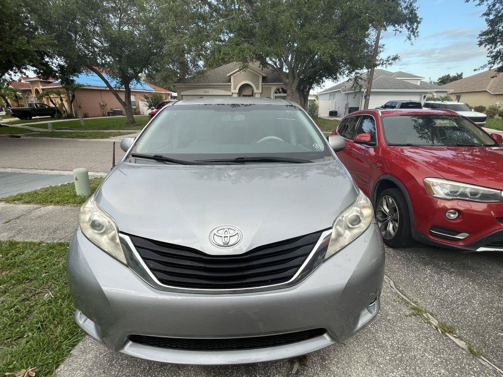 Used 2014 Toyota Sienna LE FWD image 1