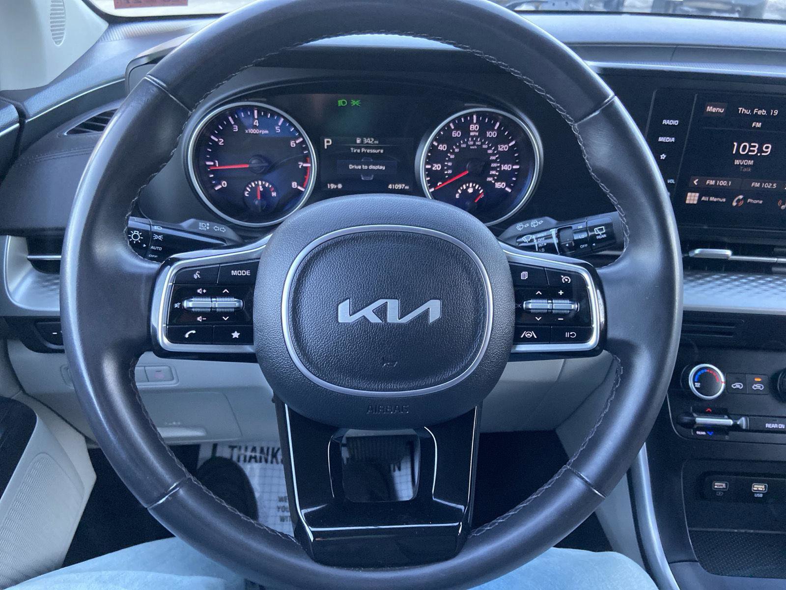 Used 2024 Kia Carnival LX image 17